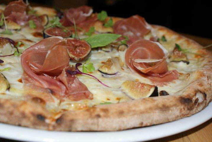 Pizza with prosciutto and figs